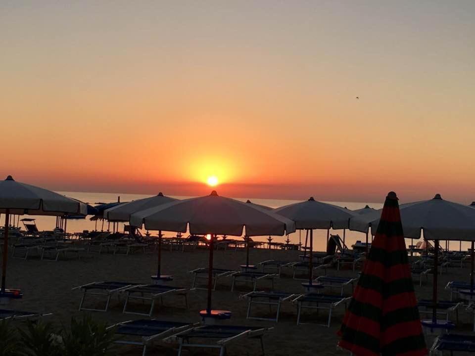 Le Rose Beach & Suites Appartamenti Fronte Mare A Villarosa Martinsicuro Buitenkant foto