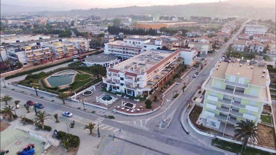 Le Rose Beach & Suites Appartamenti Fronte Mare A Villarosa Martinsicuro Buitenkant foto